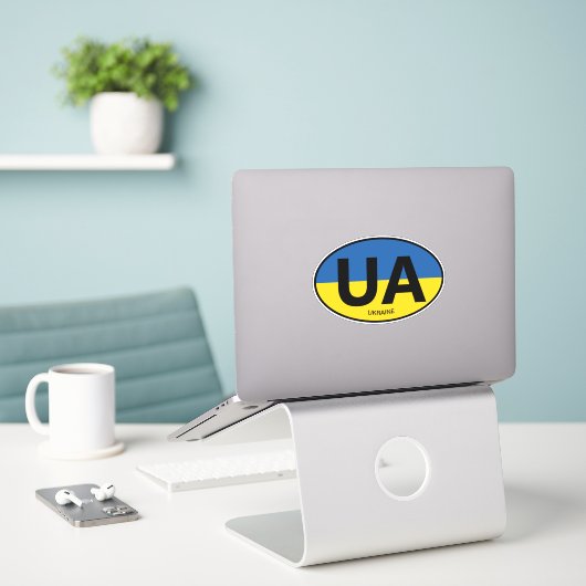 Code pays drapeau d'Ukraine ovale autocollant de v (Ordinateur portable sur le bureau)