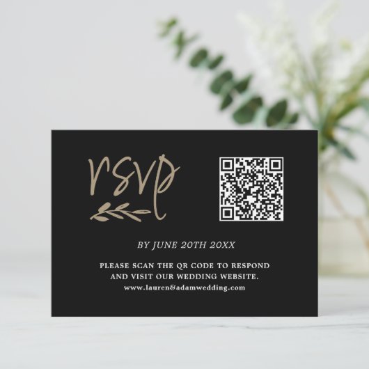 Code QR Black & Gold moderne RSVP (Debout devant)