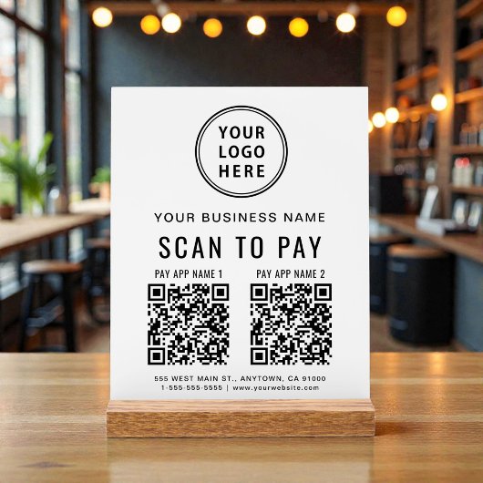 Code QR de paiement par balayage sur table blanche