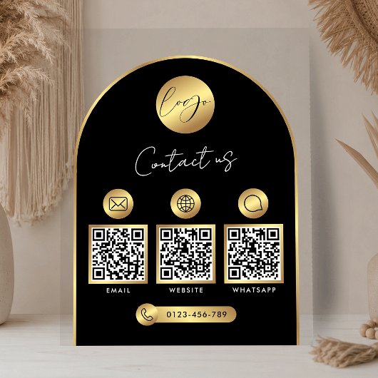 Code QR du logo noir et or des coordonnées profess