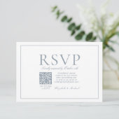 Code QR élégant Dusty Bleu Classic Script RSVP (Debout devant)
