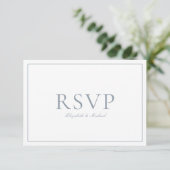 Code QR Elegant Dusty Blue Monogramme Mariage RSVP (Debout devant)