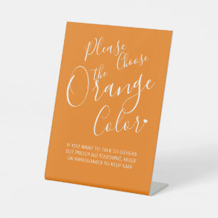 Code sociale afstanden oranje voetafdruk reclamebord met voetstuk