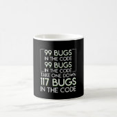 Coder Programmer 99 bugs maakt 117 buik vast Koffiemok (Center)