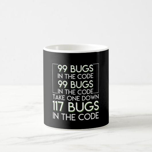 Coder Programmer 99 bugs maakt 117 buik vast Koffiemok (Center)