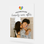 Coeur arc-en-ciel heureux après un Mariage LGBT (Angle)