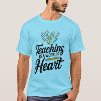 Coeur coloré des fournitures scolaires T-shirt