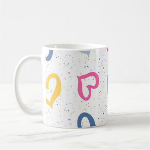 Cœur colorés fantaisistes et mug à café tacheté