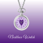 Coeur d'amour violet foncé et clair Collier Montre<br><div class="desc">Collier Montre cadeau. Avec un coeur d'amour violet et des numéros d'horloge sur un arrière - plan violet plus clair.</div>
