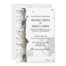 Coeur dans l'arbre avec les premières invitations 