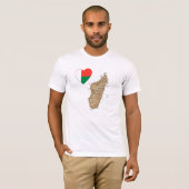 Coeur de drapeau du Madagascar et T-shirt de carte (Devant entier)