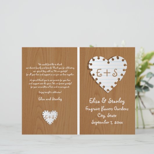 Coeur de papier sur le programme de mariage plié e (Debout devant)