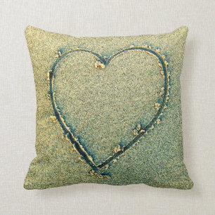 Coeur dessiné dans le coussin de sable