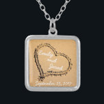 Coeur en collier fait sur commande de date de<br><div class="desc">Ce collier mignon comporte une image d'un coeur dessiné dans le sable avec le nom des couples heureux là-dessus. Personnalisez-le avec vos noms ou les noms des couples que vous l'achetez pour. Sous le coeur est où vous pouvez mettre la date de mariage ou de fiançailles. Tout le texte peut...</div>