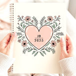 Coeur floral 2025 Monogramme<br><div class="desc">Embrassez l'amour et l'organisation avec ce joli planificateur au design floral en forme de coeur. Personnalisez-le avec votre monogramme pour une touche unique et chaleureuse. Ce planificateur est parfait pour suivre les rendez-vous, les rendez-vous et toutes vos dates importantes tout au long de 2025. Avec son design charmant et son...</div>
