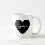 Coeur noir - Mug de script personnalisé<br><div class="desc">Tasse ronde moderne et mignonne avec un script de calligraphie moderne à coeur noir. Cette tasse sera parfaite en cadeau. Des articles similaires et d'autres couleurs sont disponibles.</div>