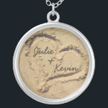 Coeur personnalisé dans le collier de sable<br><div class="desc">Coeur dans le collier de sable,  avec le nom de la mariée et du marié! Grand cadeau pour tous ceux qui ont un mariage à la plage,  ou pour les jeunes mariés! Fait aussi un collier de petite amie et de petit ami amusant!</div>