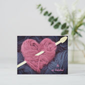 Coeur rose mignon de laine avec la carte postale (Debout devant)
