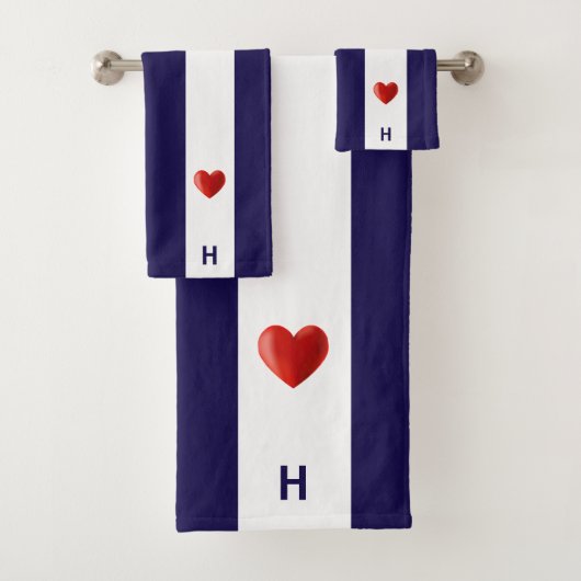 Coeur rouge et monogramme sur bleu marine et blanc (En situation)