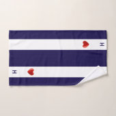 Coeur rouge et monogramme sur bleu marine et blanc (Serviette à main)