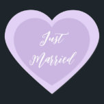 Cœur Sticker juste marié<br><div class="desc">Just Married autocollant de coeur est montré dans une conception double coeur. Couleur violet et lavande</div>