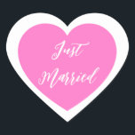 Cœur Sticker juste marié<br><div class="desc">Just Married autocollant de coeur est montré dans une conception double coeur. Couleur rose</div>