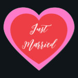 Cœur Sticker juste marié<br><div class="desc">Just Married autocollant de coeur est montré dans une conception double coeur. Couleur rose et rouge</div>