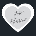 Cœur Sticker juste marié<br><div class="desc">Just Married autocollant de coeur est montré dans une conception double coeur. Gris couleur</div>