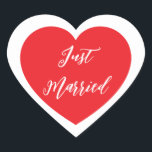Cœur Sticker juste marié<br><div class="desc">Just Married autocollant de coeur est montré dans une conception double coeur. Couleur rouge</div>