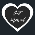 Cœur Sticker juste marié<br><div class="desc">Just Married autocollant de coeur est montré dans une conception double coeur. Couleur noir</div>