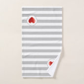 Cœur sur gris argenté et rayures blanches (Serviette à main)