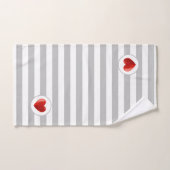 Cœur sur gris argenté et rayures blanches (Serviette à main)
