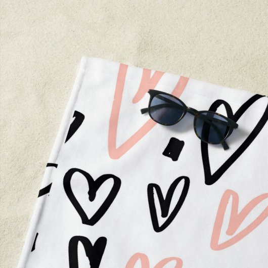 Coeurs artistiques | Serviette de plage Monogram (En situation)