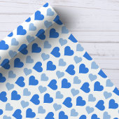 Cœurs bleus charmants sur papier cadeau blanc
