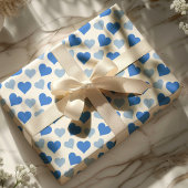 Cœurs bleus charmants sur papier cadeau blanc