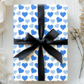 Cœurs bleus charmants sur papier cadeau blanc