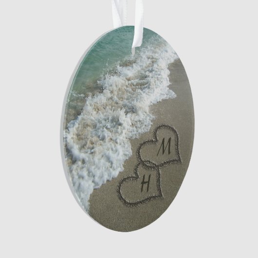 Coeurs bloqués sur le sable de plage (devant)