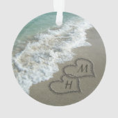 Coeurs bloqués sur le sable de plage (dos)