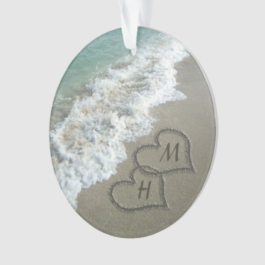 Coeurs bloqués sur le sable de plage (devant)