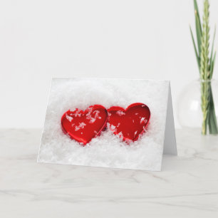 Coeurs d'amour dans la carte de voeux de neige