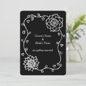 Coeurs de fleurs blanches sur les invitations noir (Debout devant)