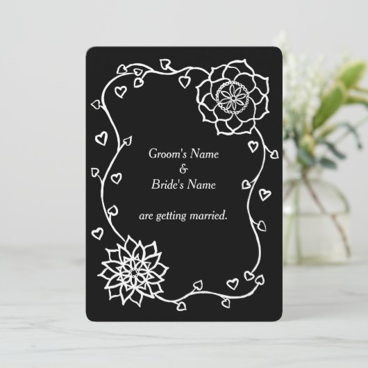 Coeurs de fleurs blanches sur les invitations noir (Debout devant)