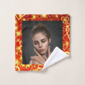 Coeurs dorés jaunes sur l'Arrière - plan rouge (Gant de toilette)