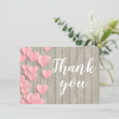 Coeurs en papier rose sur Carte de remerciements e (Debout devant)