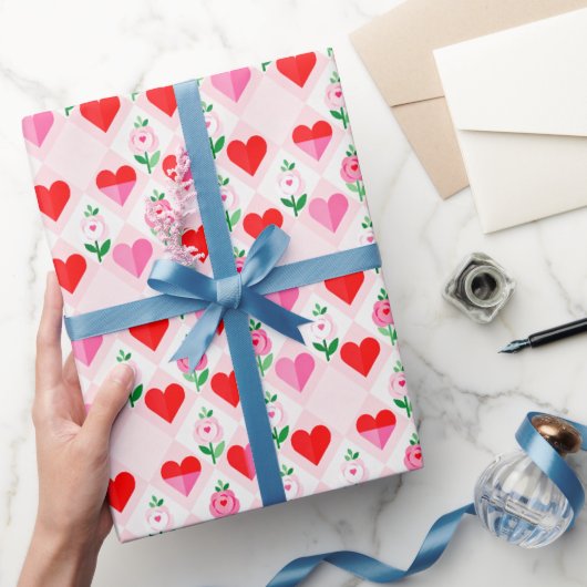 Cœurs et fleurs sur papier cadeau diamant Saint Va (Cadeaux)