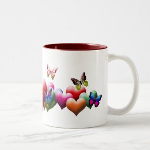 Coeurs et tasse colorés de papillons