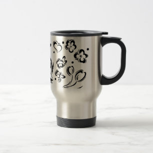 Coeurs et tasse de voyage de fleurs