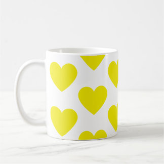 Coeurs jaunes dorés amusant tasse de café blanc