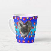 Coeurs Motif mignon Chat dans les Coeurs Latte Mug (Angle gauche)