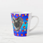 Coeurs Motif mignon Chat dans les Coeurs Latte Mug (Droite)